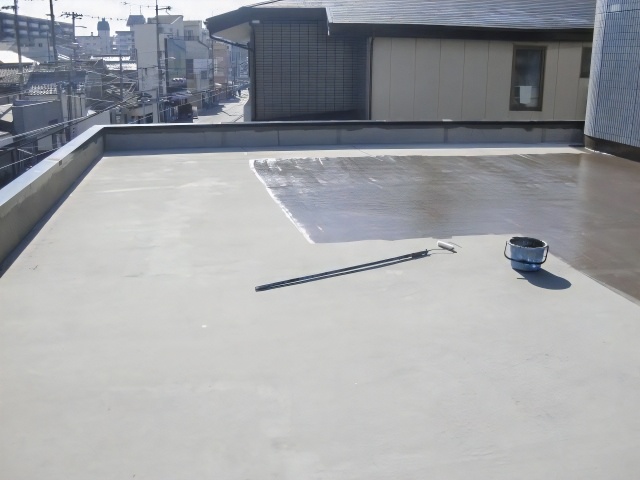 防水塗装中の屋上
