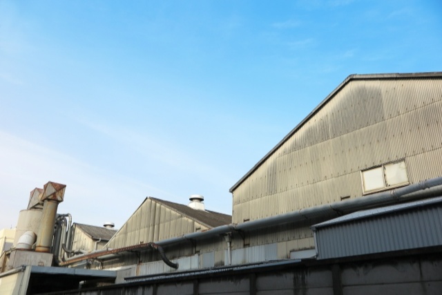トタン外壁の工場